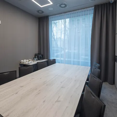 Готель Hampton By Hilton Old Town