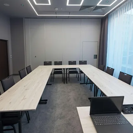 Готель Hampton By Hilton Old Town 3*