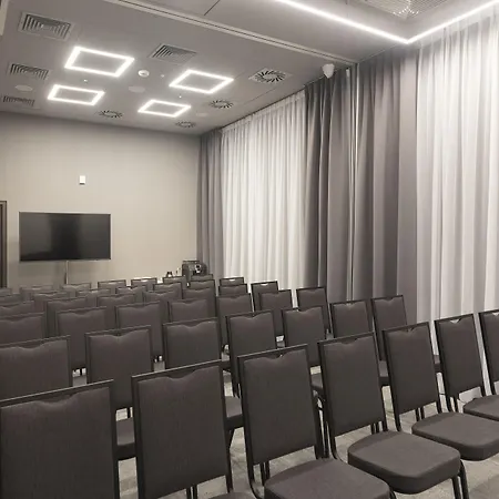 Готель Hampton By Hilton Old Town