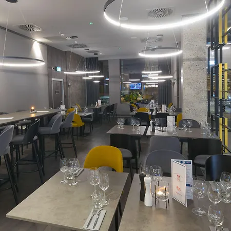 Hampton By Hilton Old Town Готель Познань