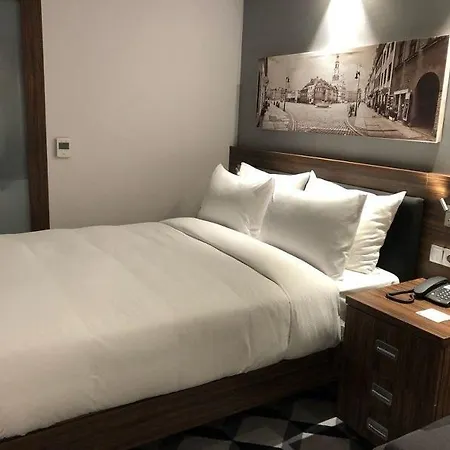 Готель Hampton By Hilton Old Town 3*