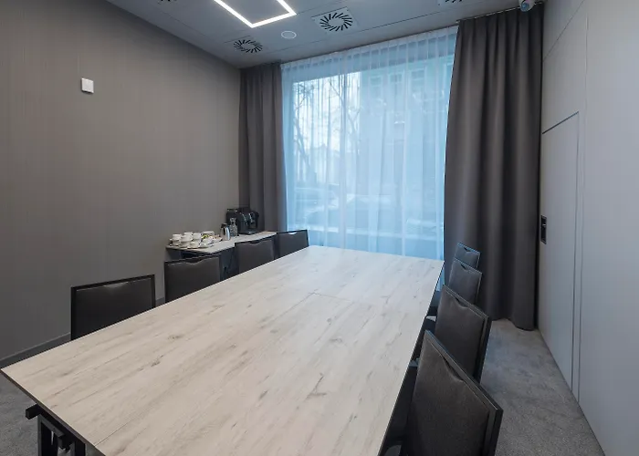 Отель Hampton By Hilton Old Town